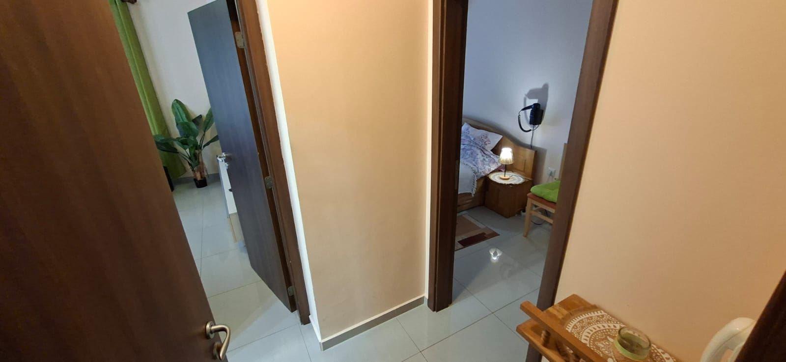 Komfort i funkcjonalność nad morzem – w pełni umeblowany apartament z jedną sypialnią w Świętym Własie