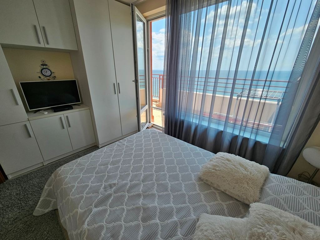 Luksusowy apartament panoramiczny na pierwszej linii morza z dwiema sypialniami i ogromnym tarasem