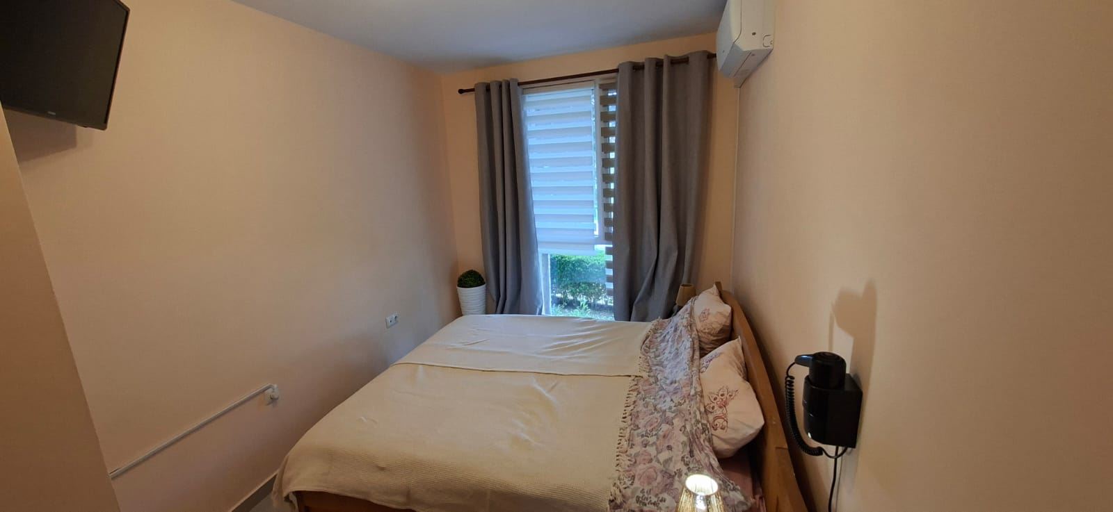 Komfort i funkcjonalność nad morzem – w pełni umeblowany apartament z jedną sypialnią w Świętym Własie