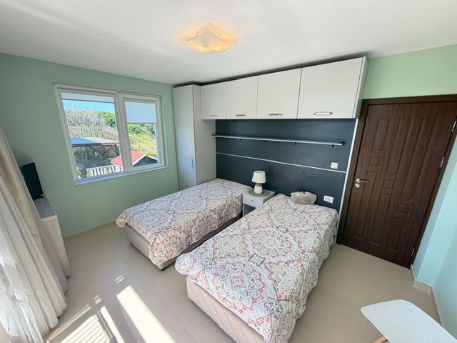 Przestronny apartament z 2 sypialniami w pierwszej linii brzegowej z frontalnym panoramicznym widokiem na morze