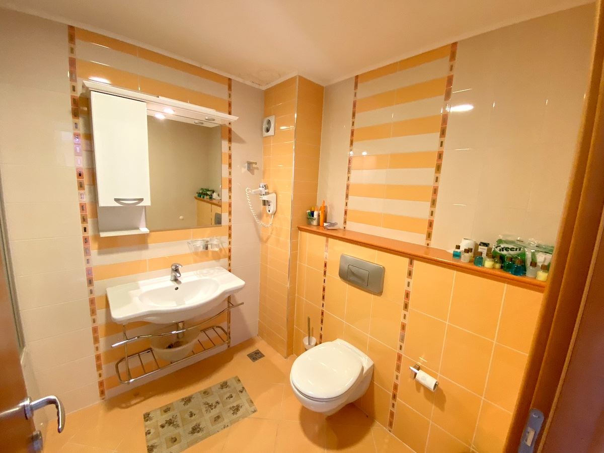 Mieszkanie dwupokojowe (z jedną sypialnią) w pierwszej linii morza w Ravda – luksus, natura i widok na basen