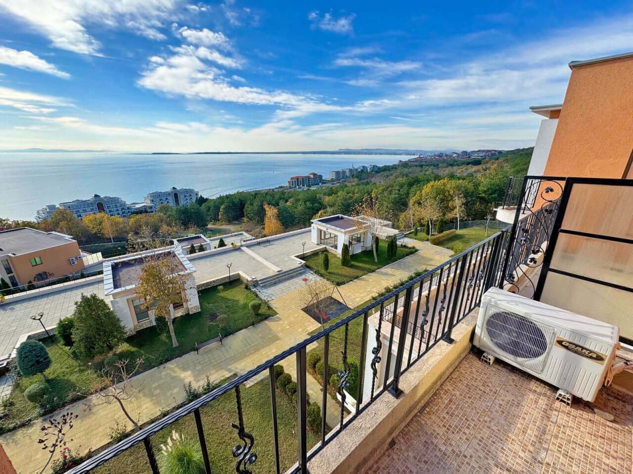 Przestronny apartament z dwiema sypialniami z panoramicznym widokiem na morze i góry – gotowy do zamieszkania