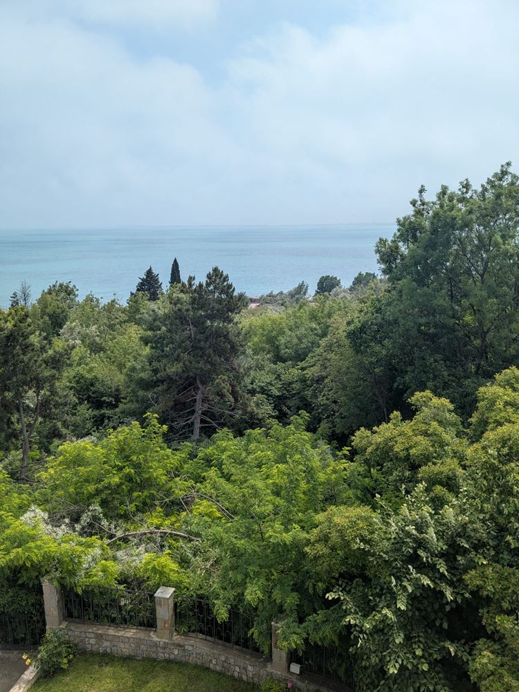 Przestronne mieszkanie z dwoma sypialniami i frontalną panoramą morza w kompleksie w Rawdzie