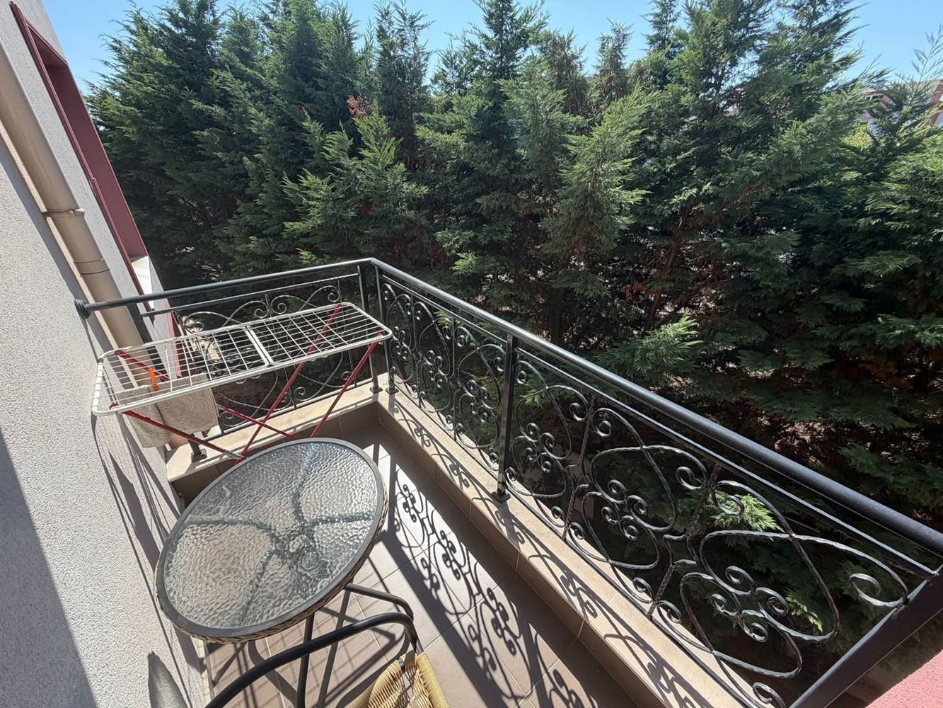  Apartament z jedną sypialnią w sercu Rawdy – przytulne mieszkanie z widokiem na zieleń