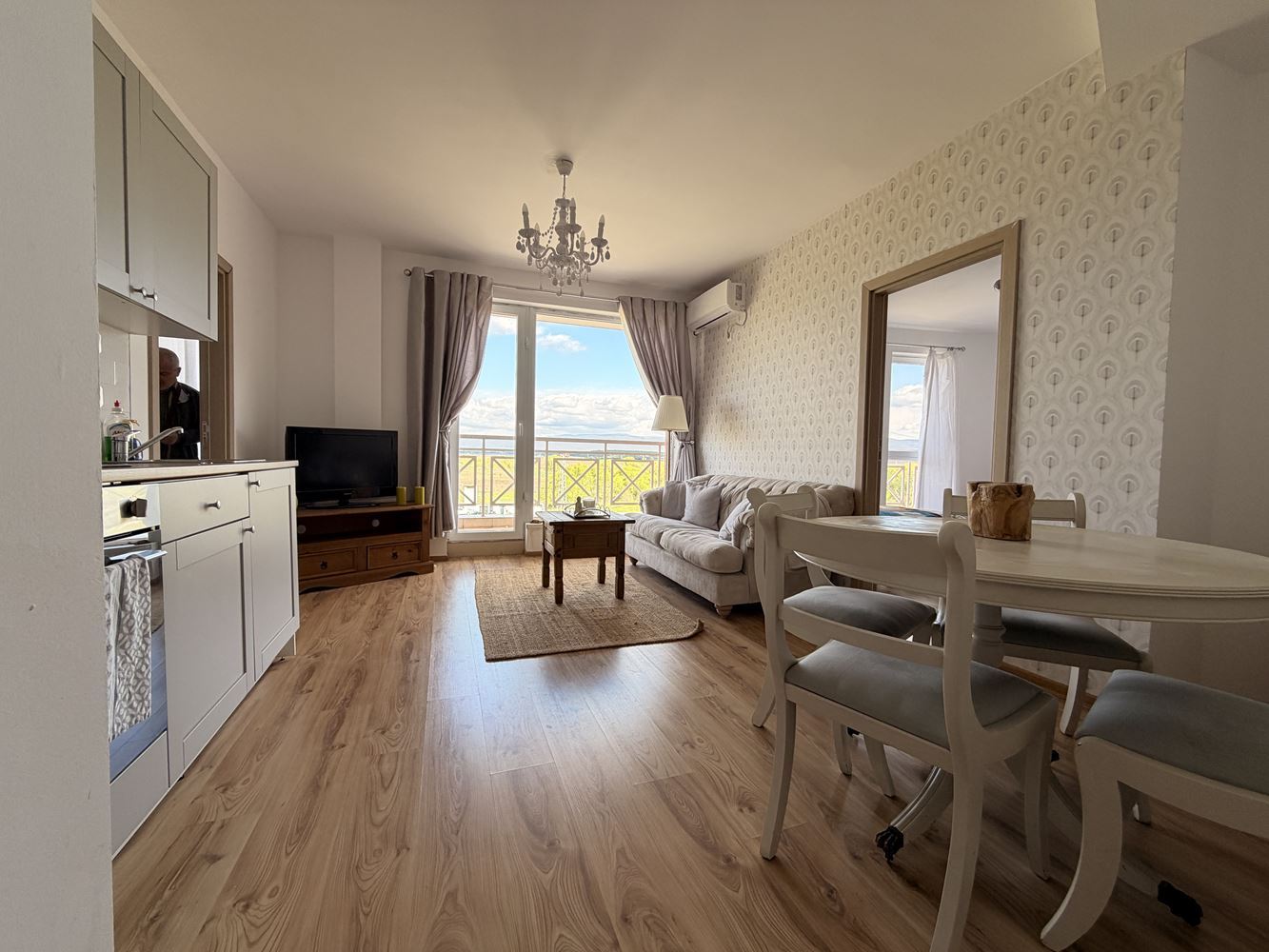 Mieszkanie z dwiema sypialniami i panoramicznym tarasem na obrzeżach Sunny Beach – komfort, spokój i styl