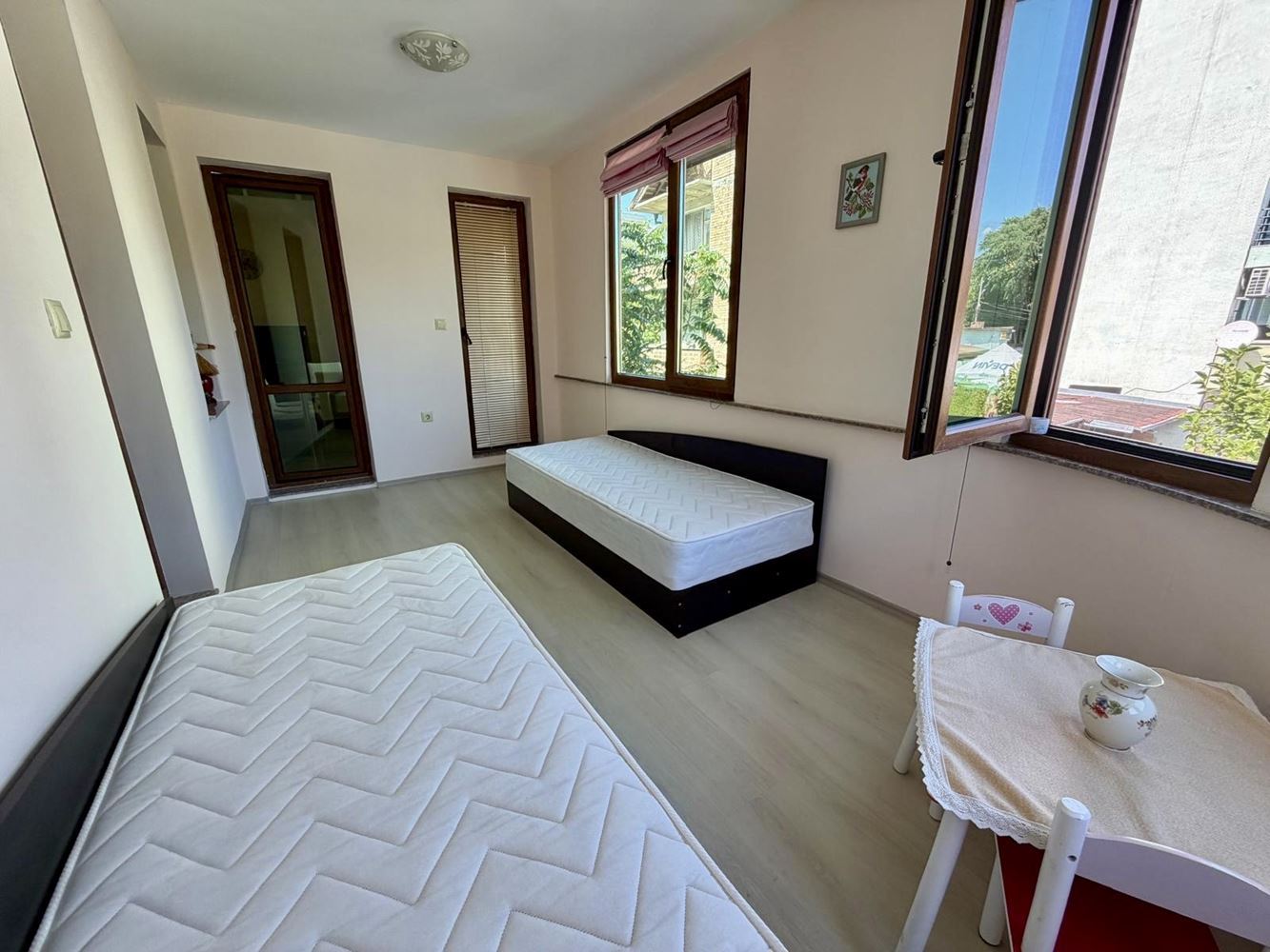 Sarafovo – przestronny apartament z jedną sypialnią, Aktem 16, minimalną opłatą za utrzymanie i pełnym umeblowaniem