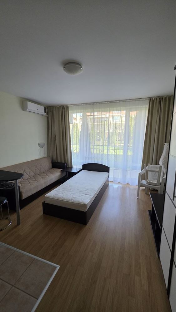 Praktyczne i przytulne studio w Słonecznym Brzegu – komfort i spokój z widokiem na basen