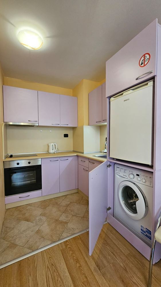 Przytulny i stylowo umeblowany apartament z jedną sypialnią i częściowym widokiem na morze
