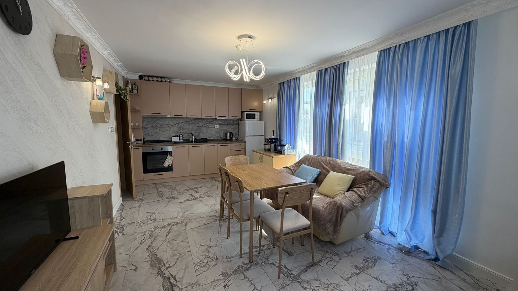 Przestronne dwupokojowe mieszkanie 300 m od morza w Słonecznym Brzegu – komfort, bezpieczeństwo i doskonała inwestycja