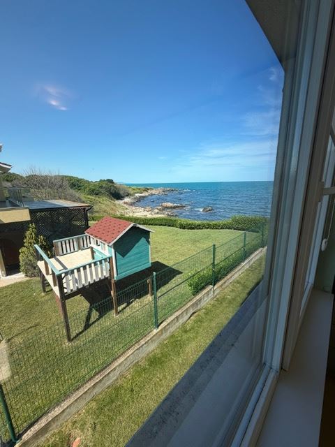 Przestronny apartament z 2 sypialniami w pierwszej linii brzegowej z frontalnym panoramicznym widokiem na morze