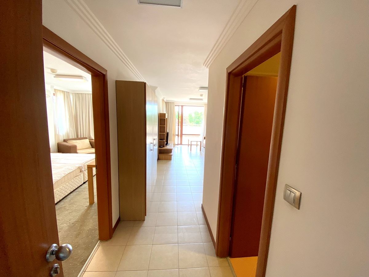 Mieszkanie dwupokojowe (z jedną sypialnią) w pierwszej linii morza w Ravda – luksus, natura i widok na basen