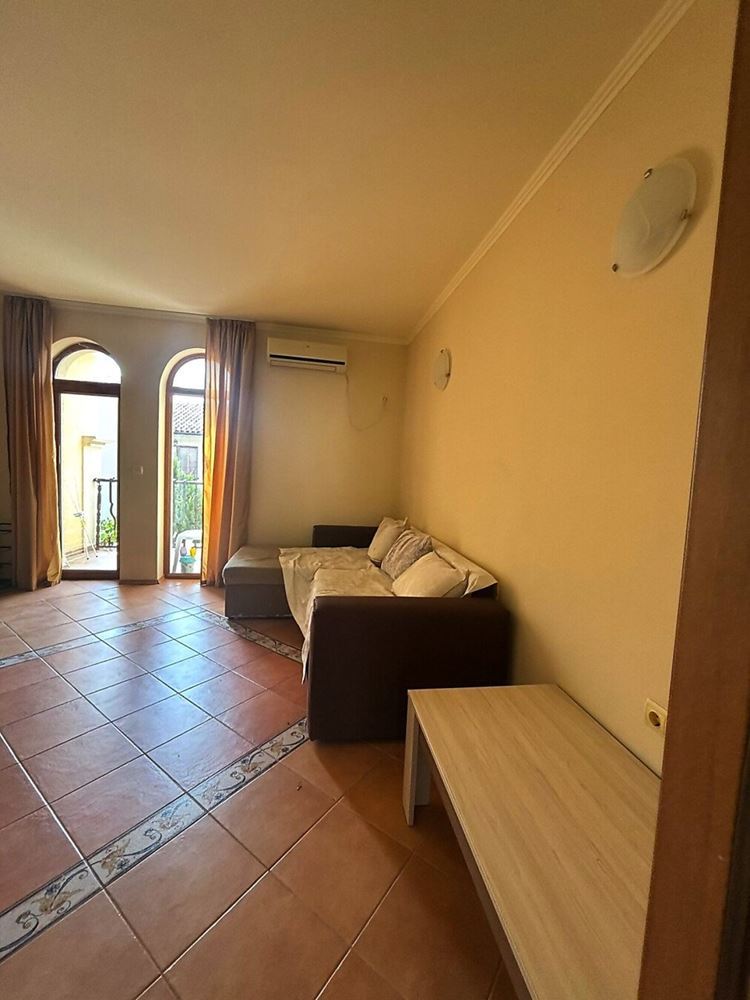 Jasny apartament z jedną sypialnią, dużym tarasem i widokiem na zieleń w Elenite