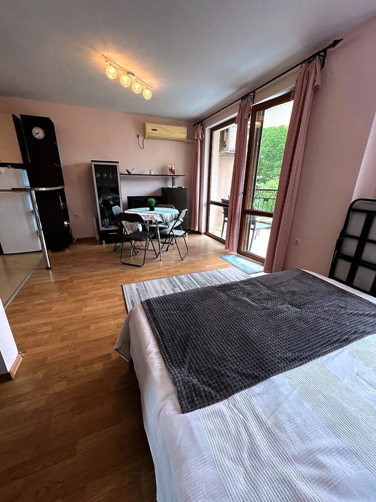 Przestronne studio z widokiem na basen w Słonecznym Brzegu – w pełni umeblowane