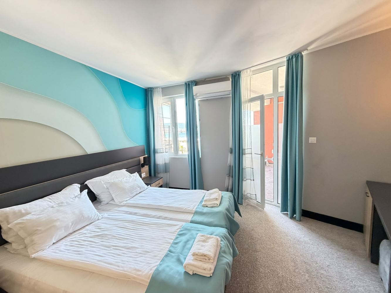 Luksusowy apartament w pierwszej linii morza w Słonecznym Brzegu z frontalnym widokiem na morze