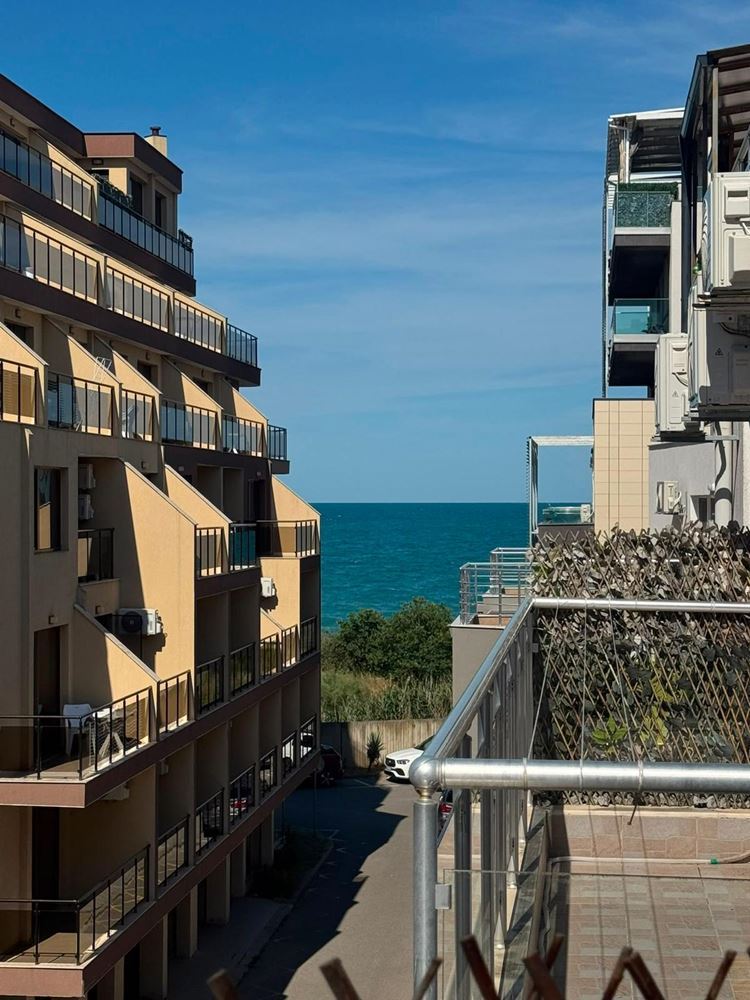 Przestronny apartament z jedną sypialnią na Starym Mieście w Pomorie – zaledwie 50 metrów od plaży z częściowym widokiem na morze