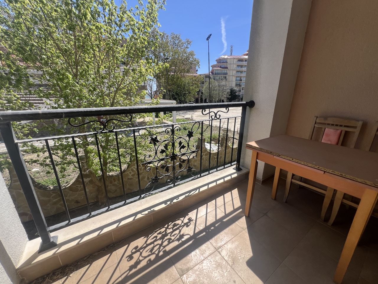 Przytulne studio w sercu Elenite – zaledwie kilka minut od plaży, w zamkniętym kompleksie z basenem i doskonałymi udogodnieniami