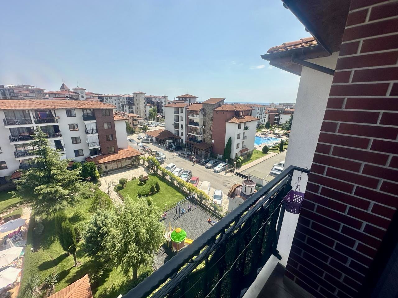 Przestronny apartament z jedną sypialnią z widokiem na zielony dziedziniec w Nessebarze