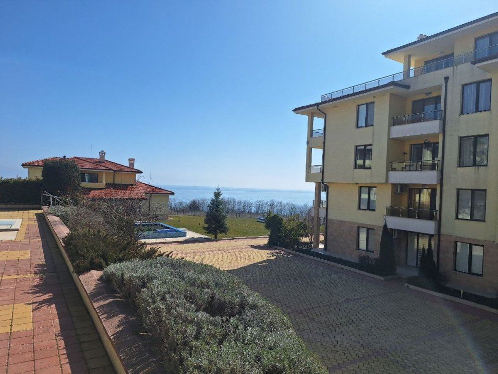 Umeblowany apartament z jedną sypialnią na pierwszej linii brzegowej z widokiem na morze w mieście Byala