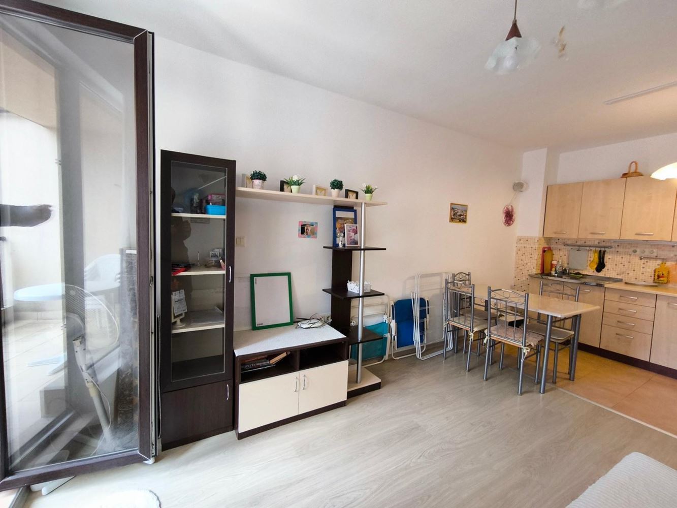 Przestronne i jasne studio w Pomorie – centralna lokalizacja, niskie koszty i doskonała inwestycja