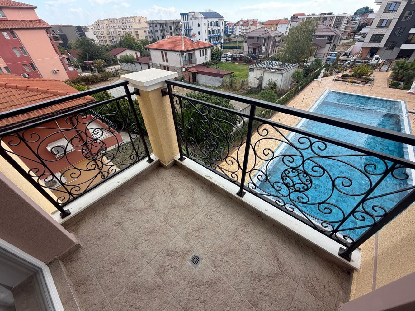Apartament z 2 sypialniami w nowoczesnym kompleksie z pięknym otoczeniem zieleni w Rawdzie