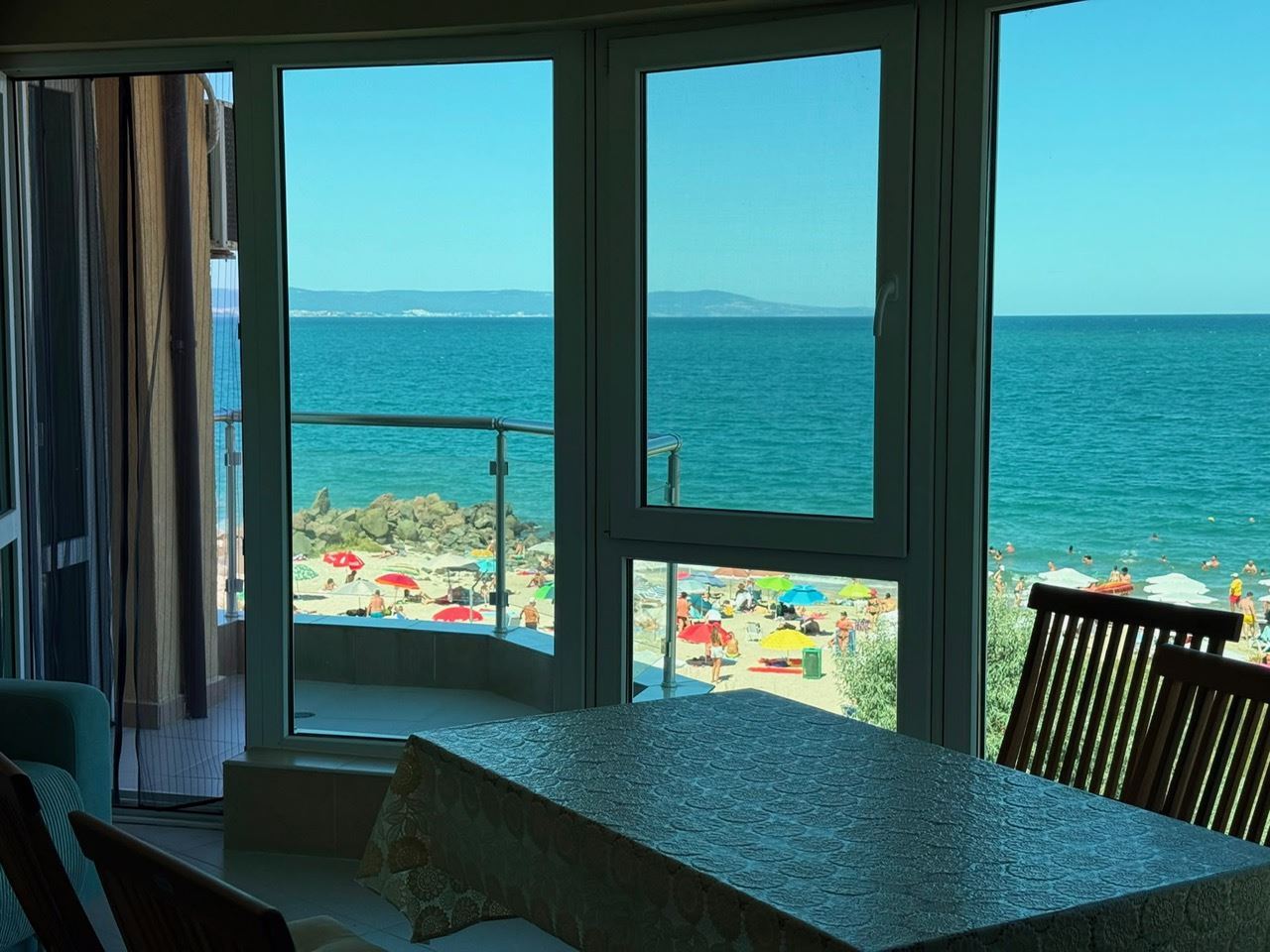 Frontowy widok na morze – przestronne mieszkanie z jedną sypialnią w pierwszej linii brzegowej w Pomorie