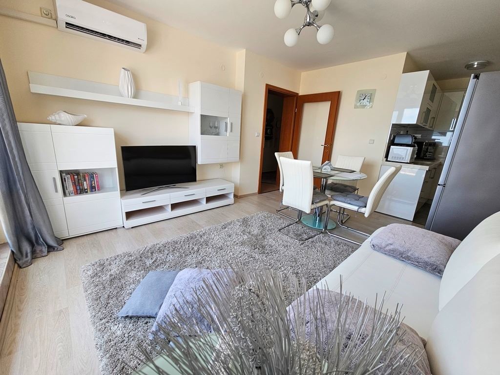 Luksusowy apartament panoramiczny na pierwszej linii morza z dwiema sypialniami i ogromnym tarasem