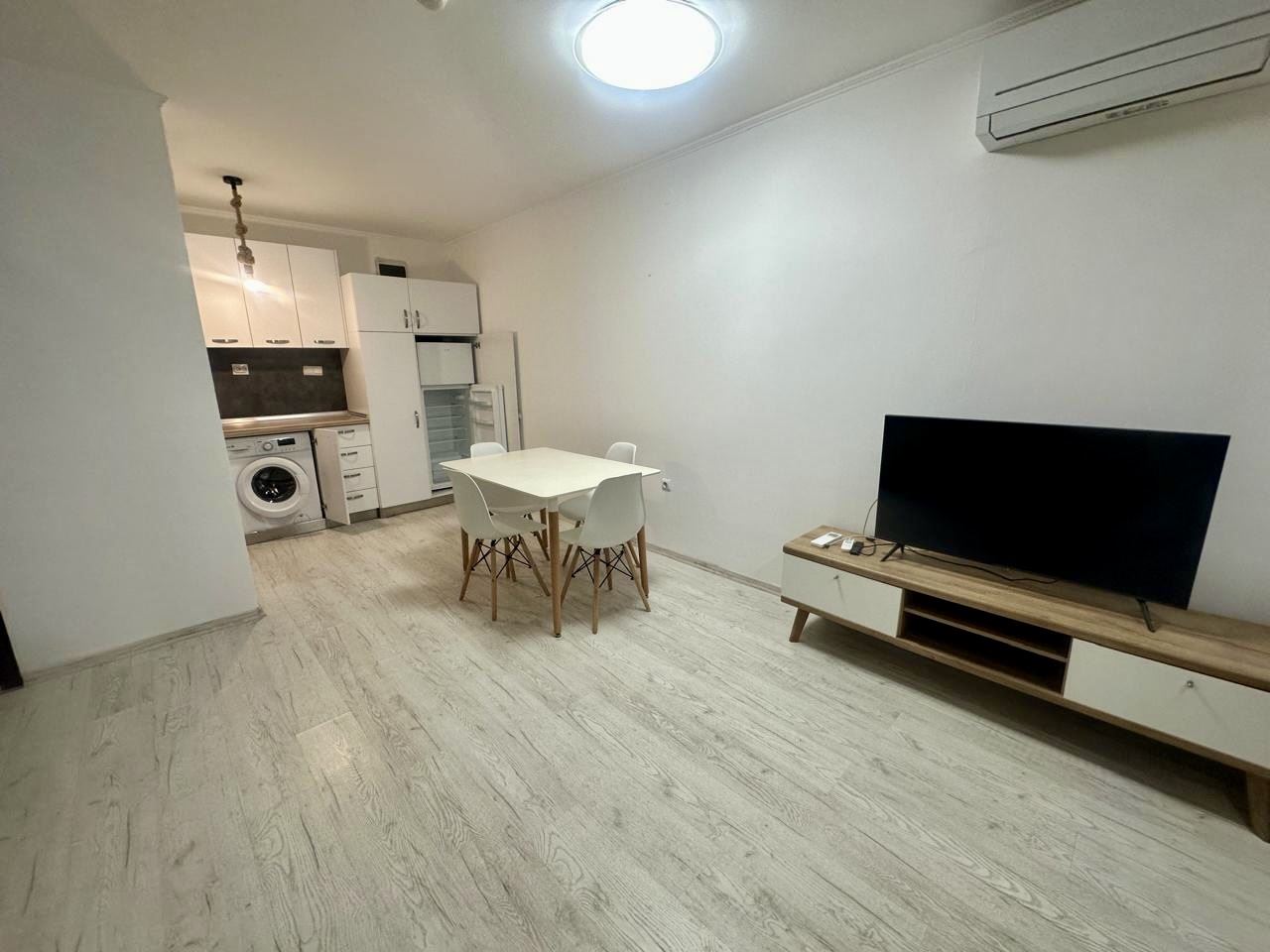 Przestronne studio na parterze z tarasem i możliwością przerobienia na mieszkanie z jedną sypialnią – tylko 300 m od morza