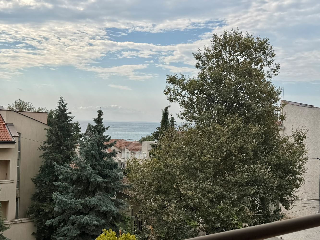 Apartament z jedną sypialnią z widokiem na morze i niską opłatą za utrzymanie w Rawdzie