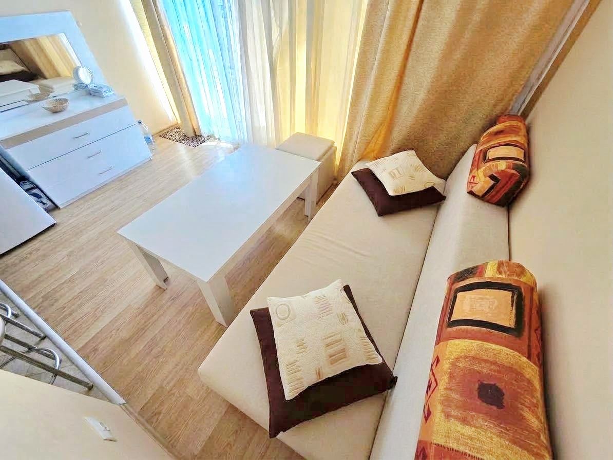 Panoramiczny widok na morze w pierwszej linii brzegowej – umeblowane mieszkanie z jedną sypialnią w Świętym Własie