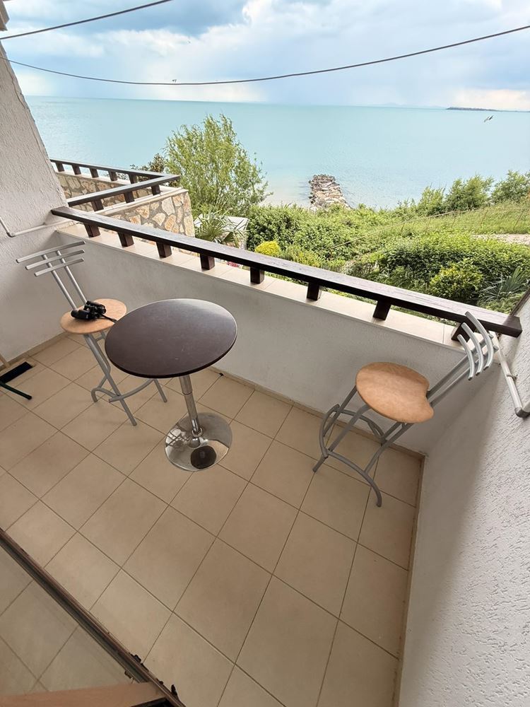 Apartament z dwiema sypialniami na pierwszej linii morza w Sveti Vlas – komfort, przestrzeń i wyjątkowy widok na morze