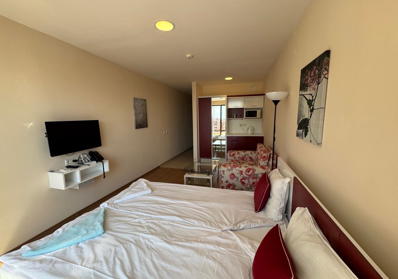 Studio w pierwszej linii brzegowej z widokiem na morze w luksusowym kompleksie – w pełni umeblowane i gotowe do użytku