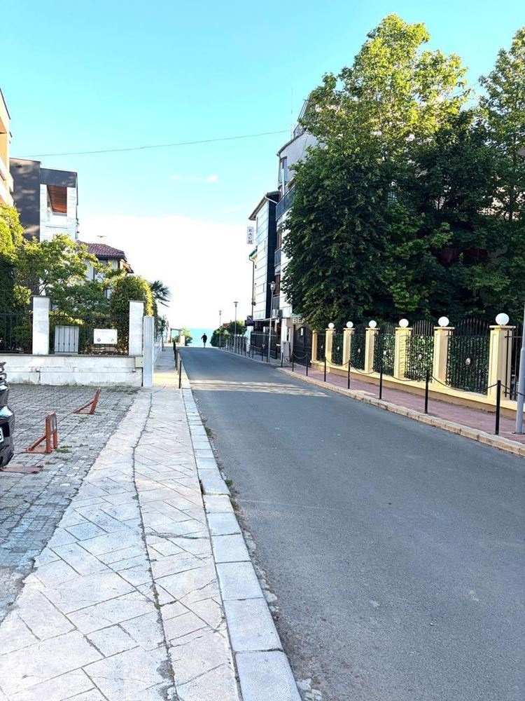 Przestronny apartament z dwiema sypialniami i prywatnym ogródkiem, zaledwie 100 metrów od plaży w Nesebyrze