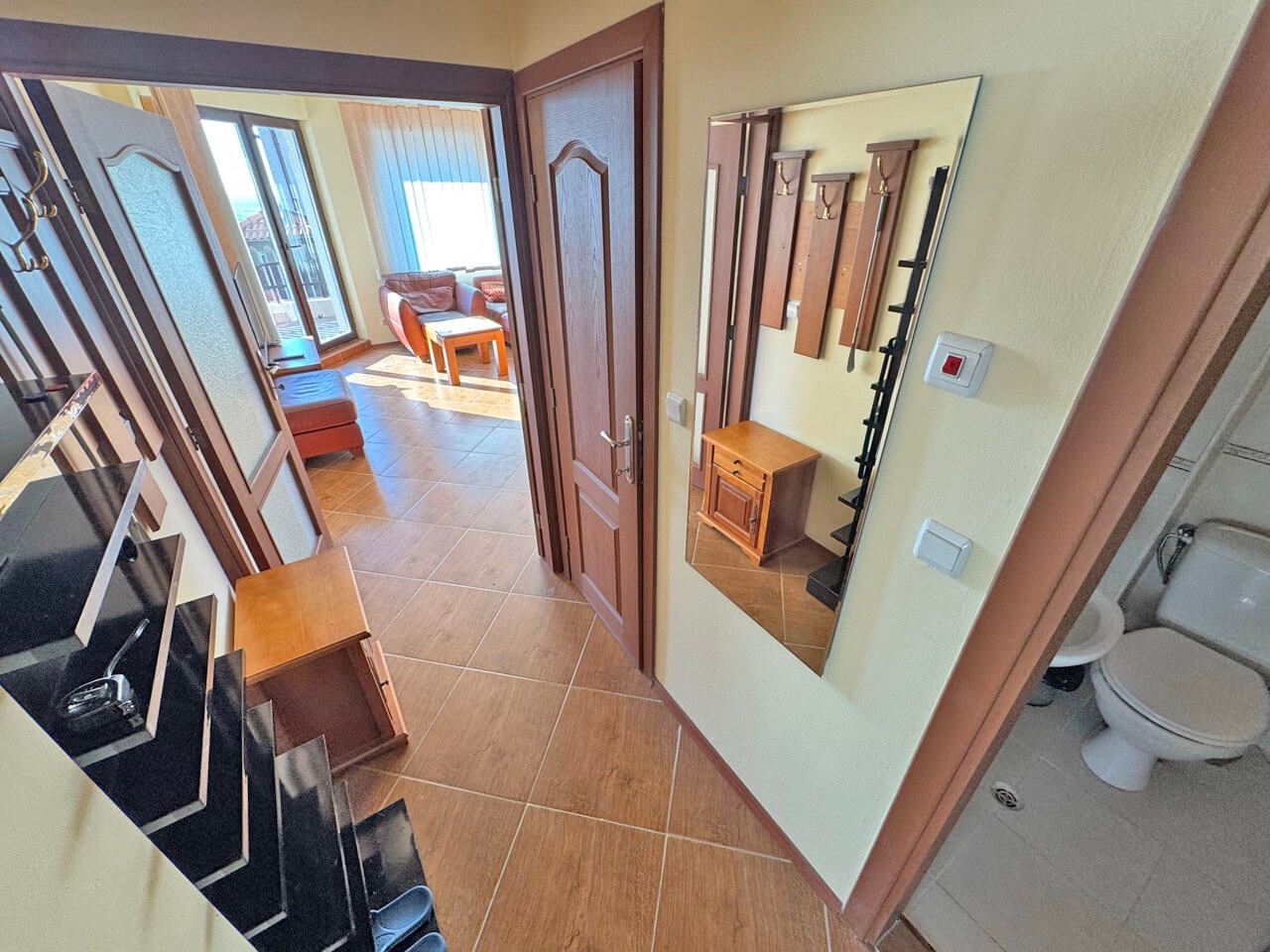 Przestronny apartament z dwiema sypialniami z panoramicznym widokiem na morze i góry – komfort, styl i spokój wśród natury