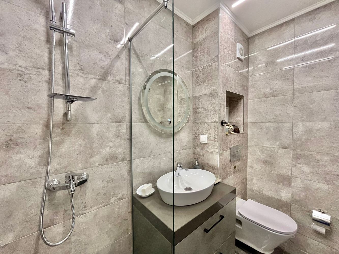 Dwupoziomowy apartament z dwiema sypialniami w centrum Rawdy – luksus, komfort i doskonała lokalizacja blisko morza