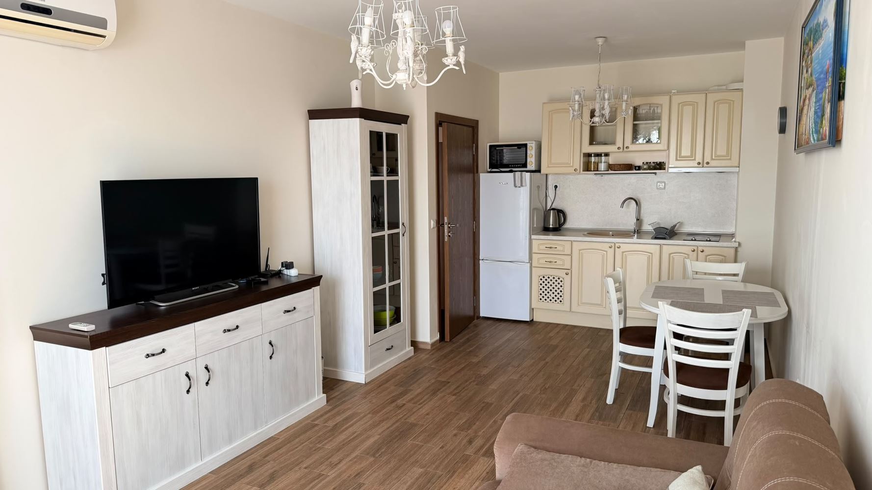 Dwupokojowy apartament z panoramicznym widokiem, o krok od morza w Rawdzie