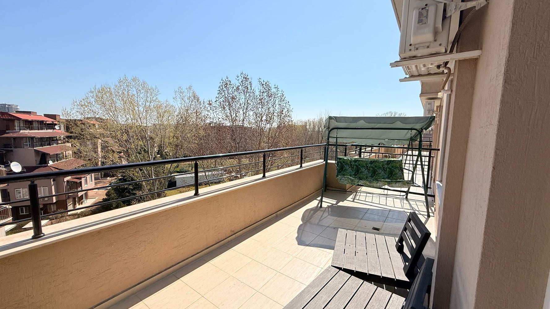 Luksusowy apartament dwupoziomowy z trzema sypialniami w sercu Słonecznego Brzegu – przestrzeń, styl i komfort na dwóch poziomach