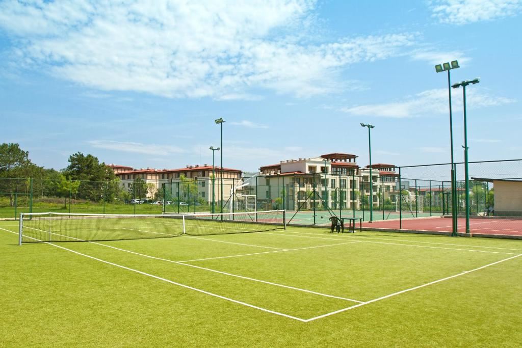 Umeblowane mieszkanie dwupokojowe z jedną sypialnią w elitarnym kompleksie z basenami i obiektami sportowymi