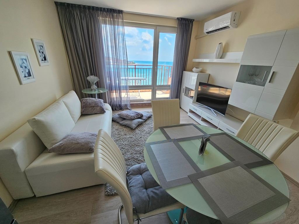 Luksusowy apartament panoramiczny na pierwszej linii morza z dwiema sypialniami i ogromnym tarasem