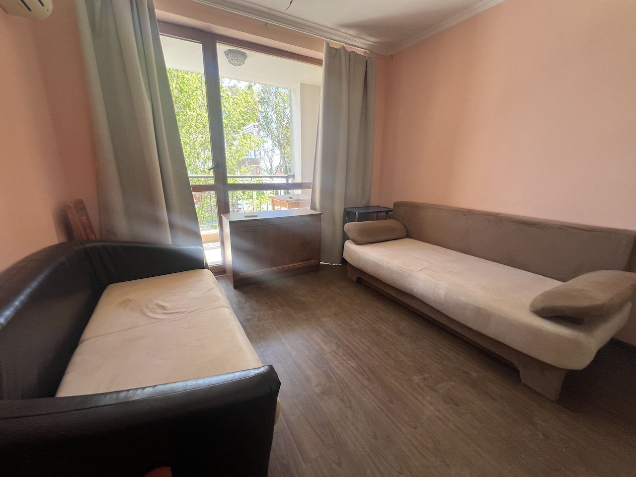 Przytulne studio w sercu Elenite – zaledwie kilka minut od plaży, w zamkniętym kompleksie z basenem i doskonałymi udogodnieniami