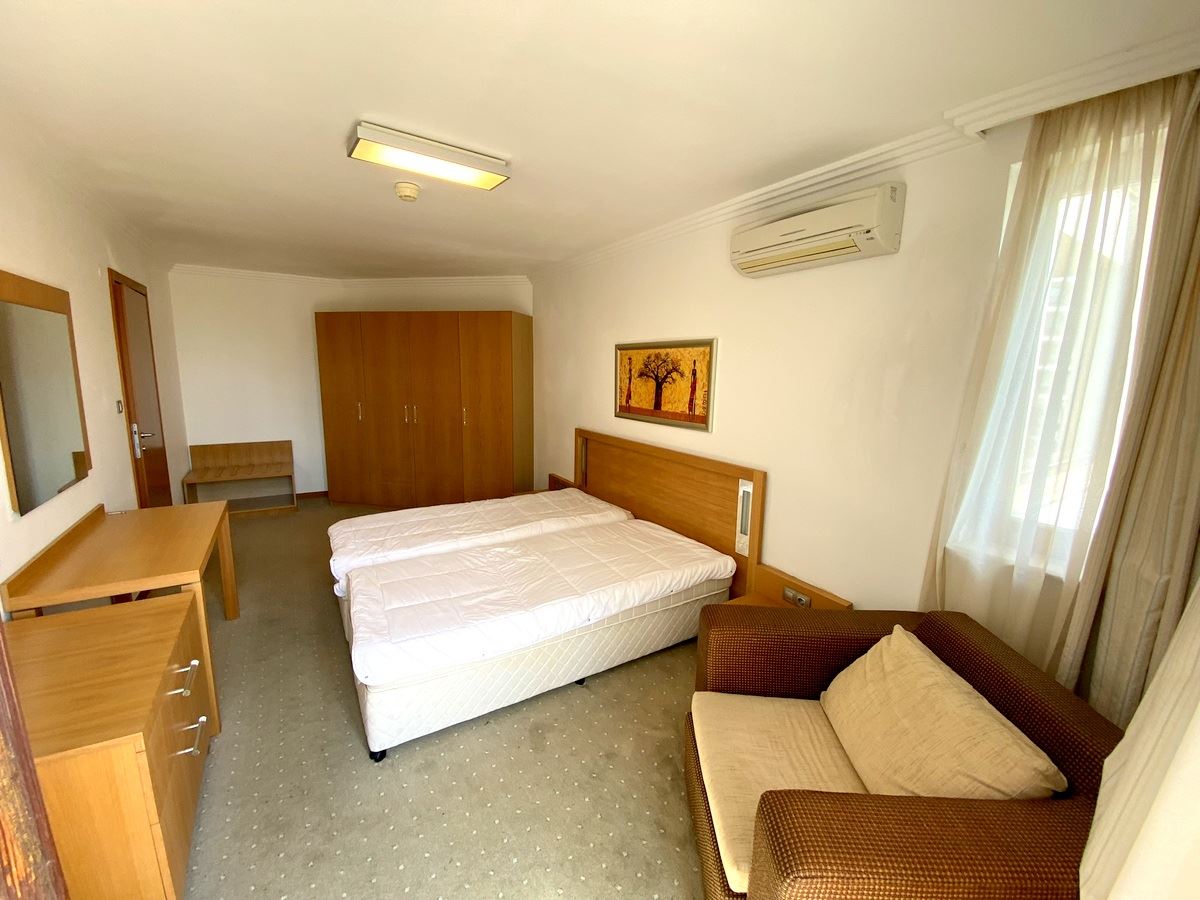 Mieszkanie dwupokojowe (z jedną sypialnią) w pierwszej linii morza w Ravda – luksus, natura i widok na basen