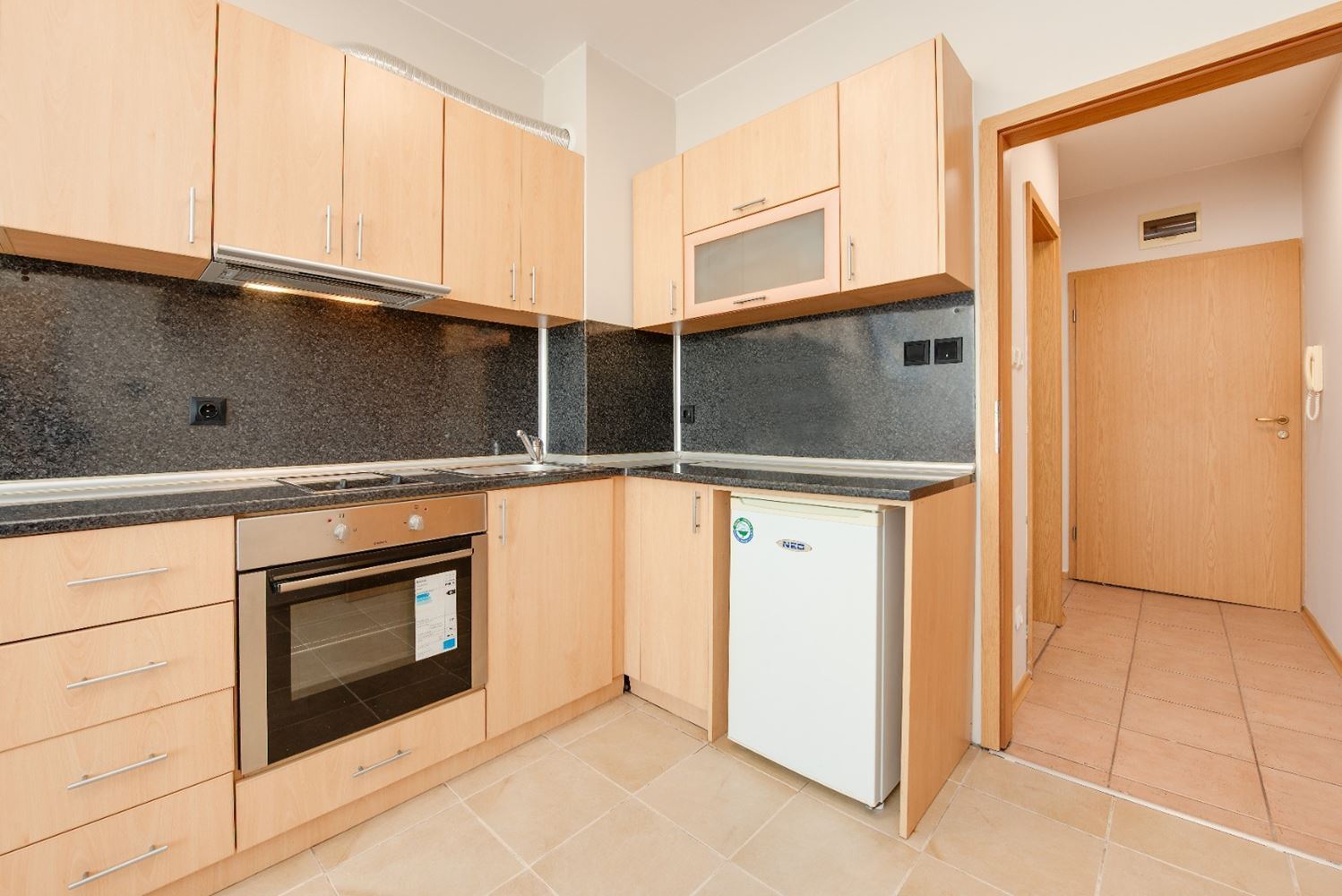 Słoneczne i przestronne studio z widokiem na morze w Rawdzie – 100 m od plaży, w zadbanym kompleksie z basenem i zielenią