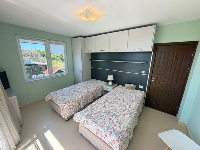 Przestronny apartament z 2 sypialniami w pierwszej linii brzegowej z frontalnym panoramicznym widokiem na morze