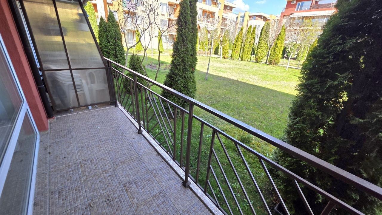 Praktyczne i przytulne studio w Słonecznym Brzegu – komfort i spokój z widokiem na basen