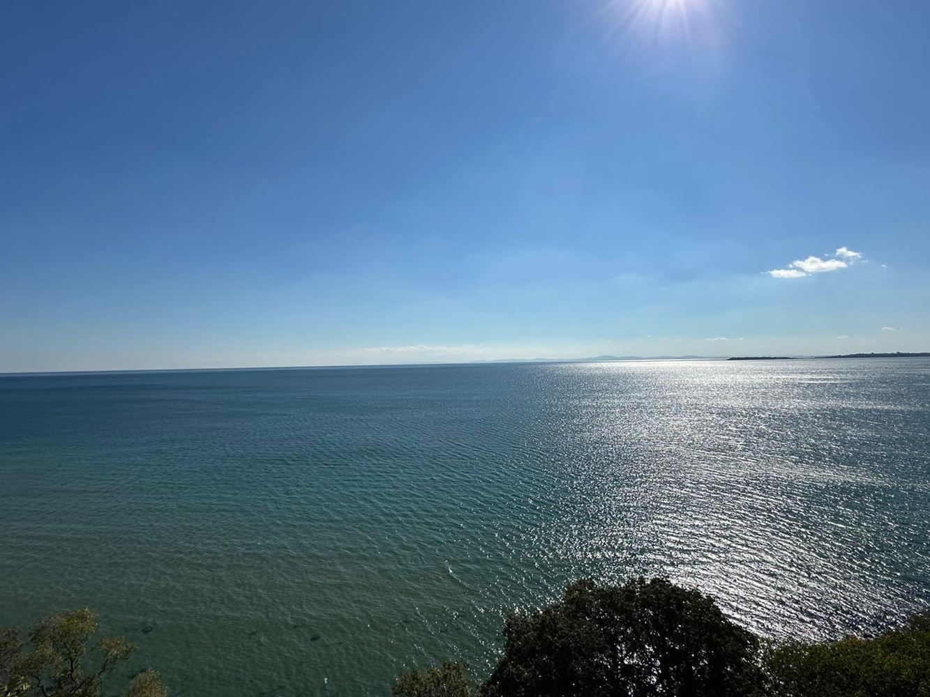 Pierwsza linia brzegowa w Sveti Vlas – imponujący apartament dwupoziomowy z trzema sypialniami, panoramicznym widokiem i ogromnym tarasem
