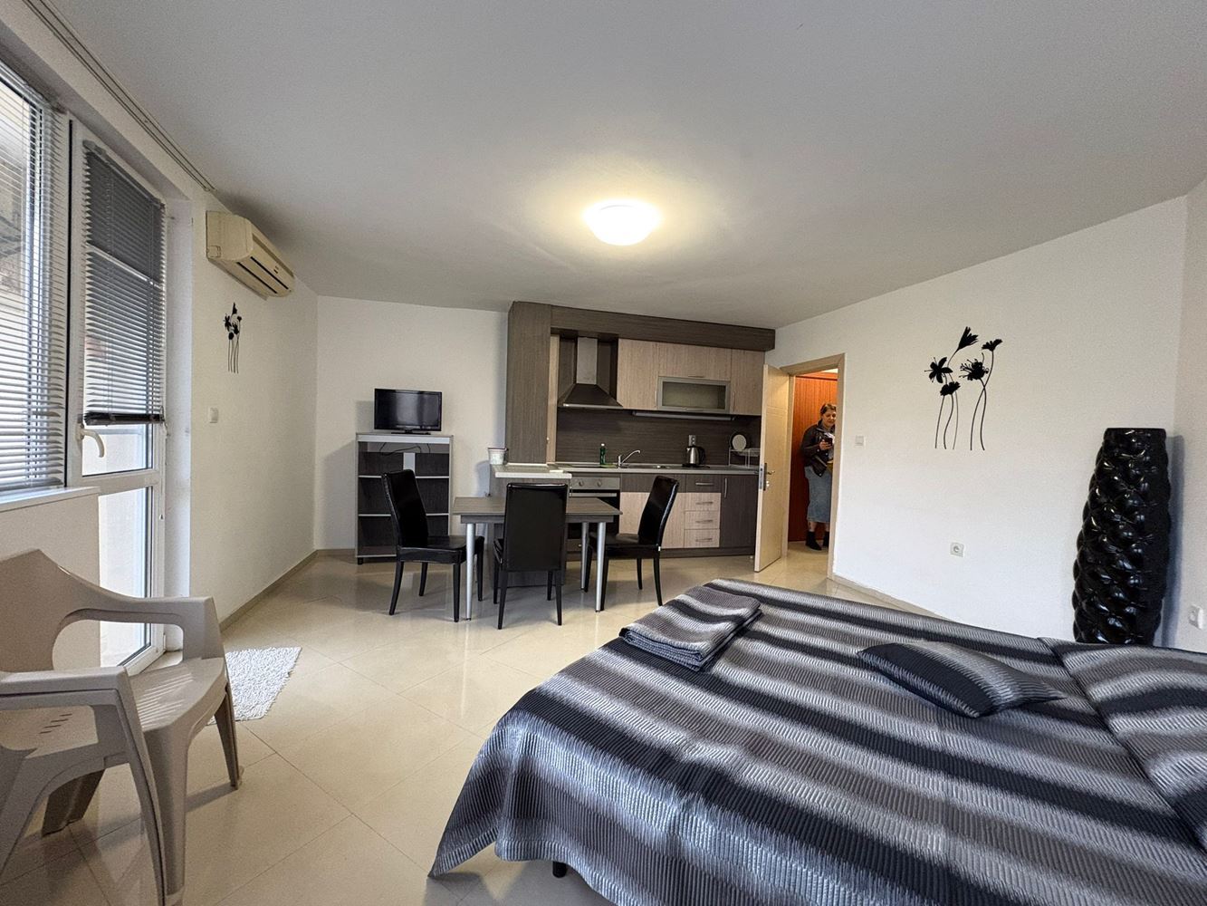  Przestronna, w pełni umeblowana kawalerka w Pomorie – ekspozycja wschodnia i doskonała lokalizacja 400 m od morza