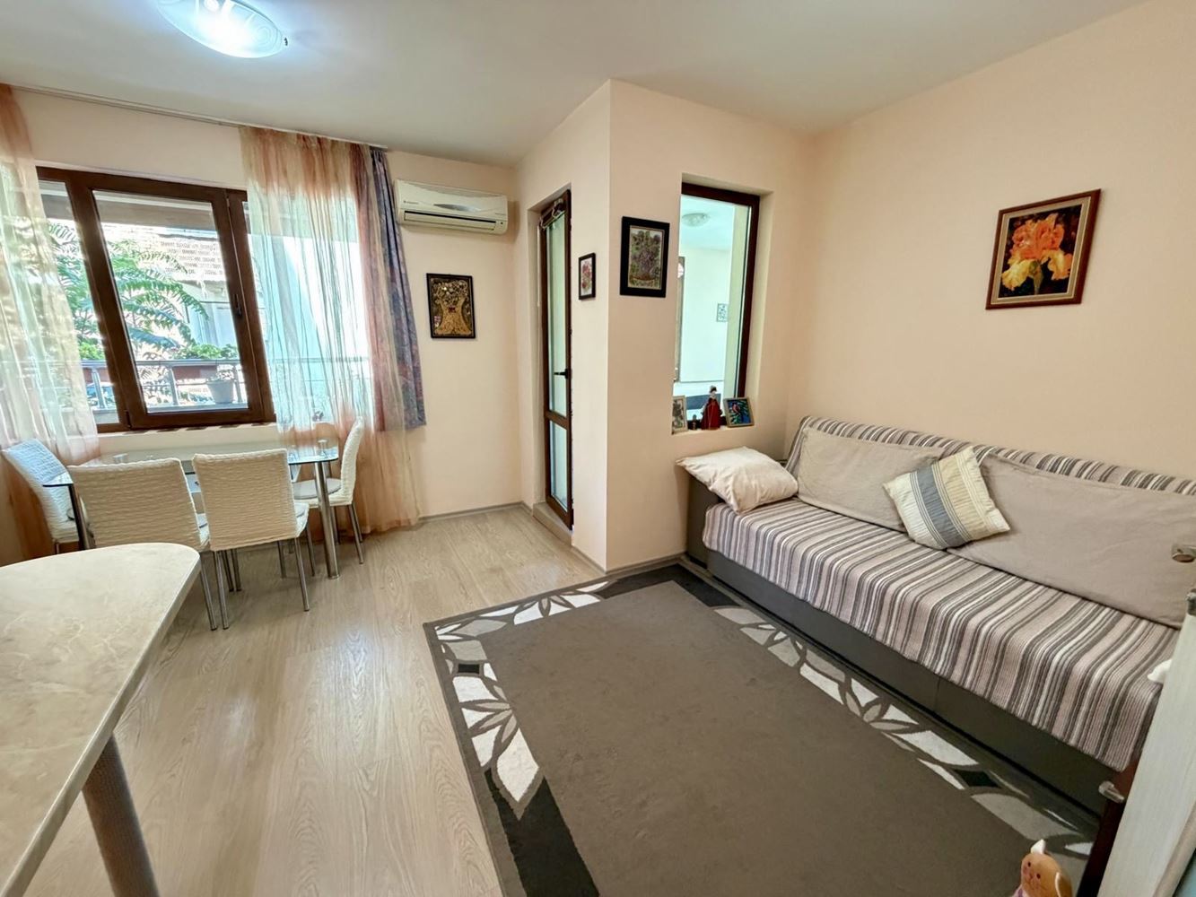 Sarafovo – przestronny apartament z jedną sypialnią, Aktem 16, minimalną opłatą za utrzymanie i pełnym umeblowaniem