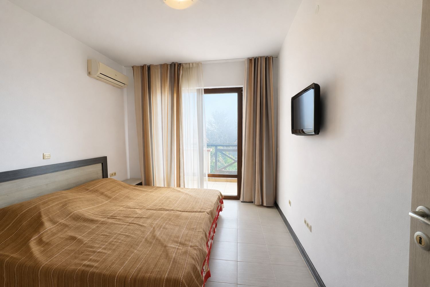 Apartament trzypokojowy z widokiem na morze i prywatną plażą w prestiżowym kompleksie w Czernomorcu