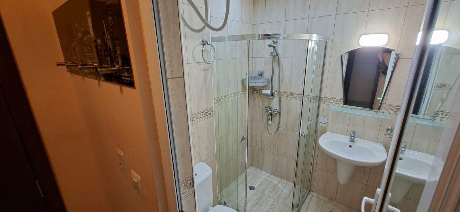 Komfort i funkcjonalność nad morzem – w pełni umeblowany apartament z jedną sypialnią w Świętym Własie