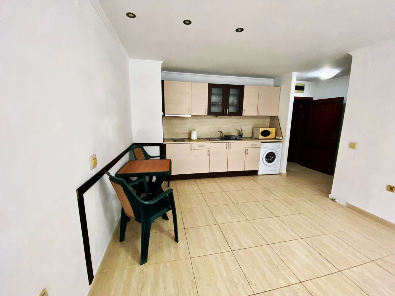 Luksus i spokój w pierwszej linii brzegowej w Świętym Własie – przestronny apartament z jedną sypialnią i widokiem na basen