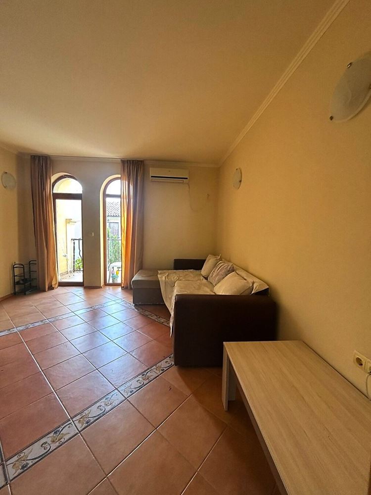 Jasny apartament z jedną sypialnią, dużym tarasem i widokiem na zieleń w Elenite